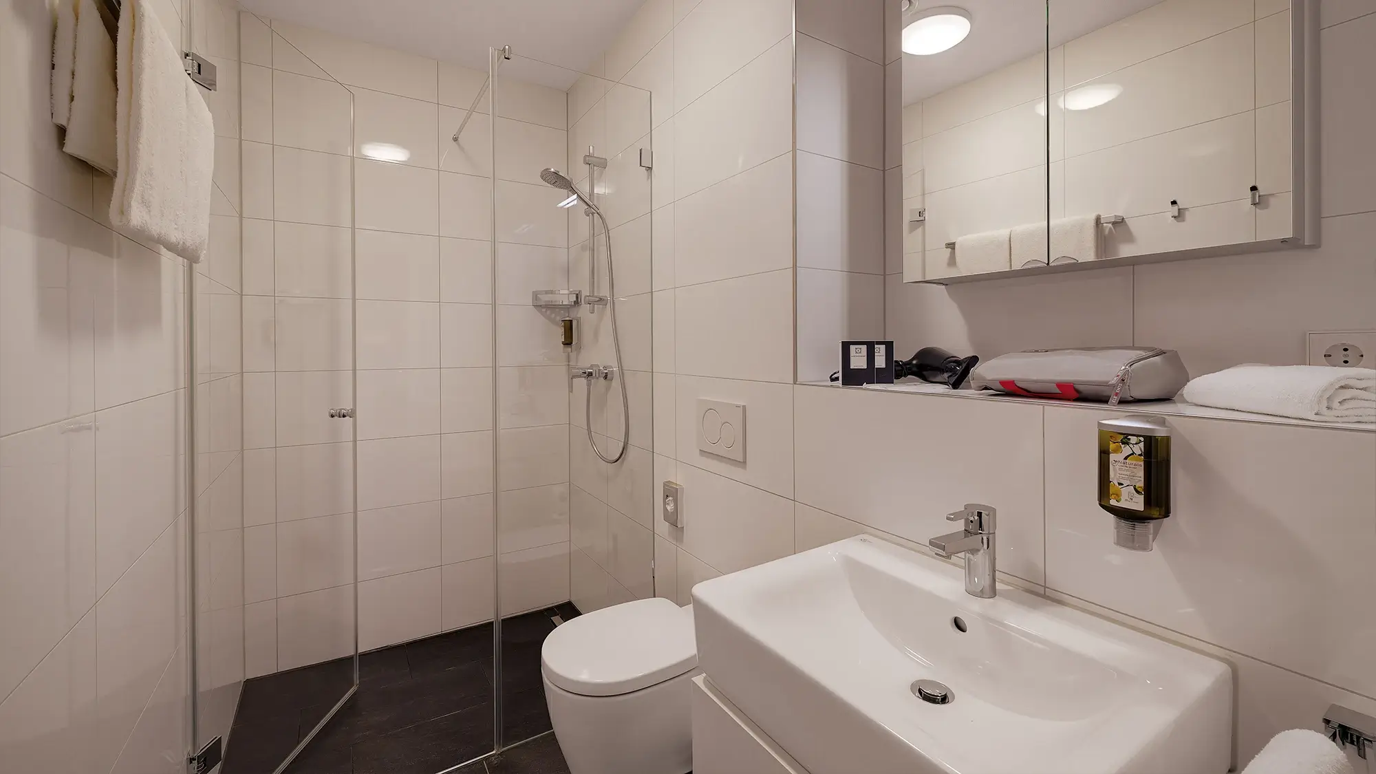Modernes Badezimmer mit ebenerdiger Dusche und Handtuchwärmer