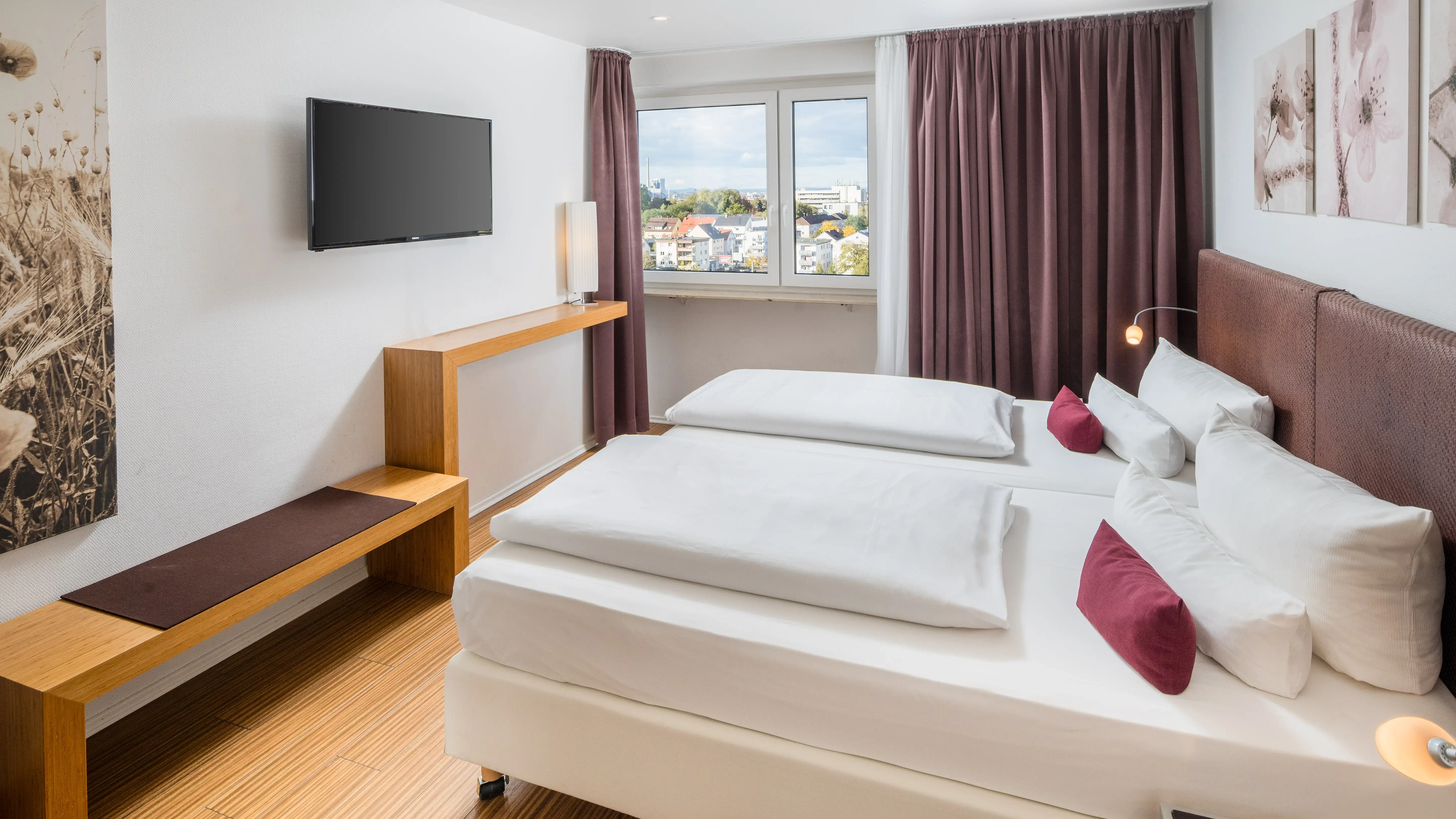 Luxuriöse Suite mit Kingsize-Bett, eleganter Einrichtung und Panoramablick